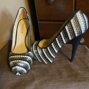 ShoeDazzle White, Gold, Silver and Black Acadia platform pump. Size 7.5